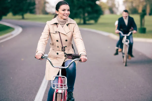 Schöne lächelnde Frau mit Fahrrad — Stockfoto