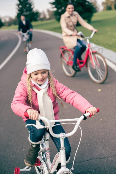 귀여운 작은 여 자가 타기 자전거 — 스톡 사진