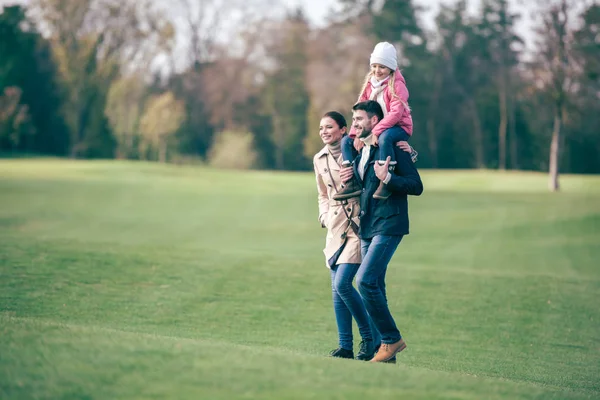 Счастливая семейная прогулка в осеннем парке — стоковое фото
