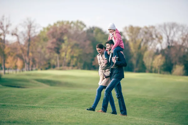 Familia feliz caminando en el parque de otoño —  Fotos de Stock