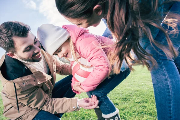 Familia feliz jugando con la pelota —  Fotos de Stock