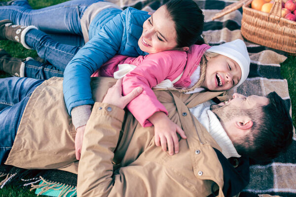 счастливая семья веселится в парке