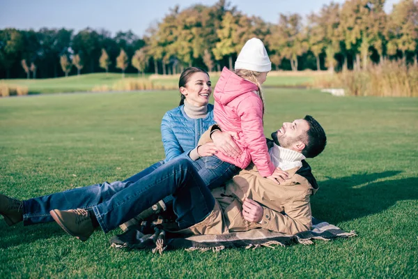 Familia feliz divertirse en el parque — Foto de Stock