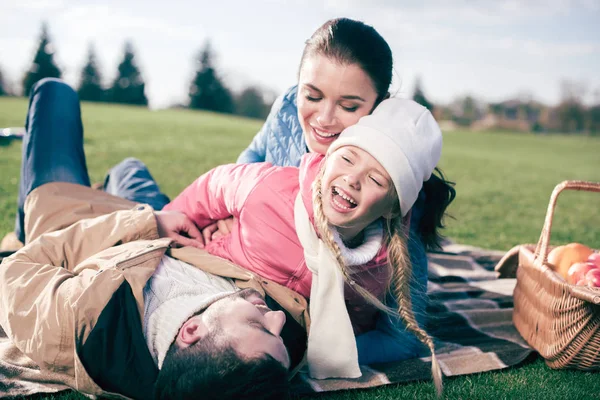 Gelukkig gezin hebben plezier in park — Stockfoto