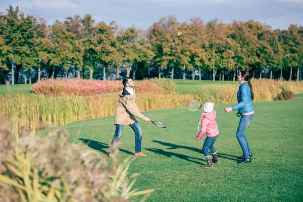 Famiglia felice giocare badminton — Foto Stock