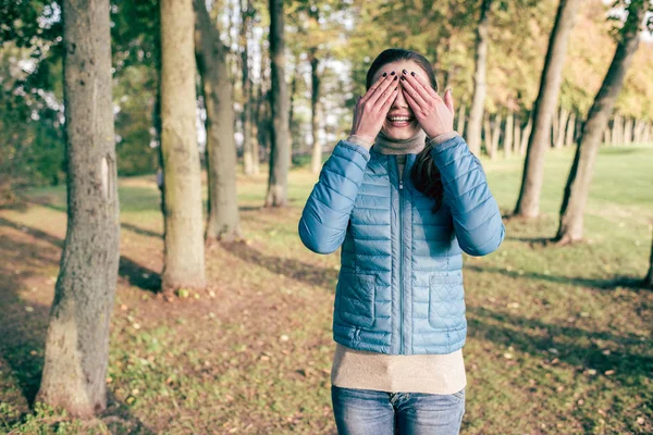 女性の手で目を覆っています。 — ストック写真