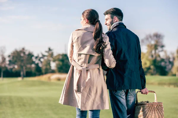 Casal feliz com cesta de piquenique — Fotografia de Stock