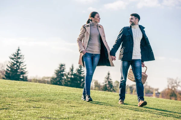 Cuplu fericit de mers pe jos cu coș de picnic — Fotografie, imagine de stoc