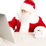 Санта Клаус смотрит на компьютер
