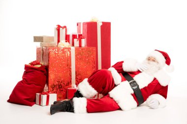 Noel Baba Noel hediyeleri yığını yakınındaki