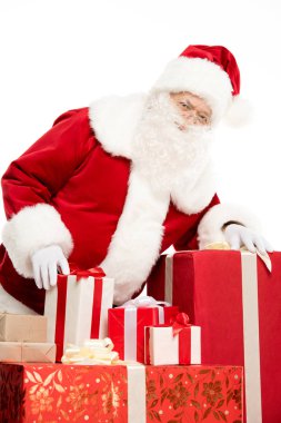 Noel Baba Noel hediyeleri yığını ile