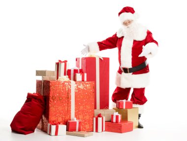 Noel Baba Noel hediyeleri yığını ile