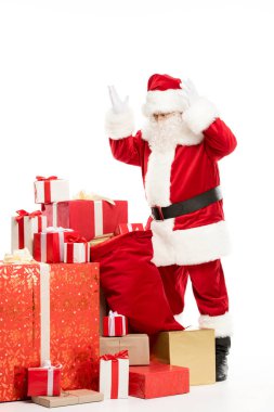 Noel Baba Noel hediyeleri yığını ile