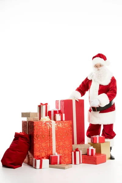Santa claus met stapel van de giften van Kerstmis — Gratis stockfoto