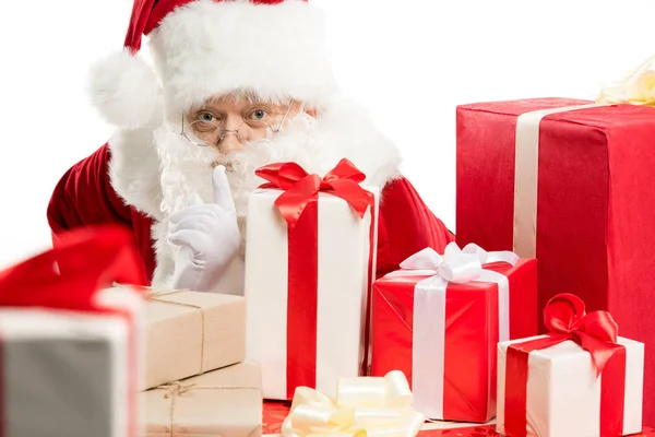 Santa Claus con pila de regalos de Navidad — Foto de Stock