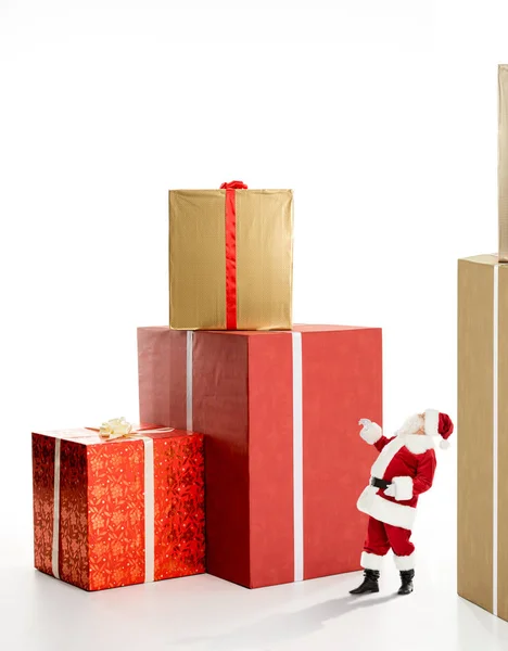 Papai Noel perto de grandes caixas de presente — Fotos gratuitas