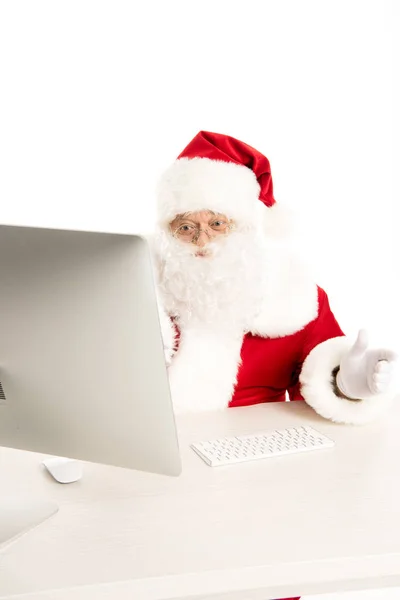 Weihnachtsmann schaut auf Computer — Stockfoto