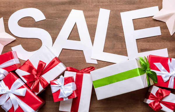 Знак продажи с подарочными коробками
 