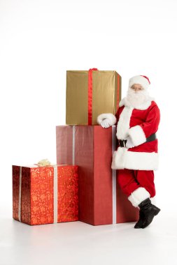 Noel Baba Noel hediyeleri yığını ile