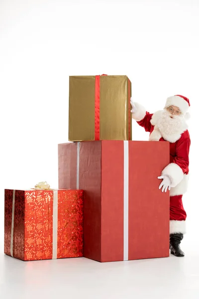 Père Noël avec pile de cadeaux de Noël — Photo gratuite