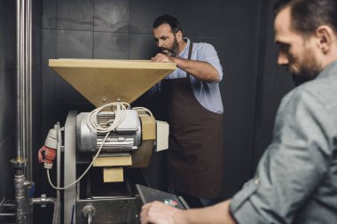 Erkek bira fabrikası işçileri önlük içinde 