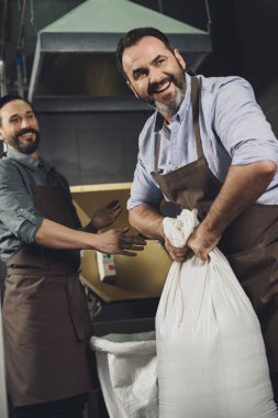 Erkek bira fabrikası işçileri önlük içinde  