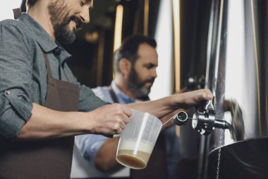Bira fabrikası işçisi dökme bira 