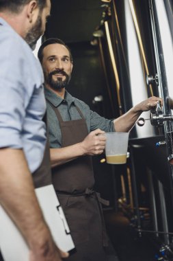 Bira fabrikası işçisi dökme bira 