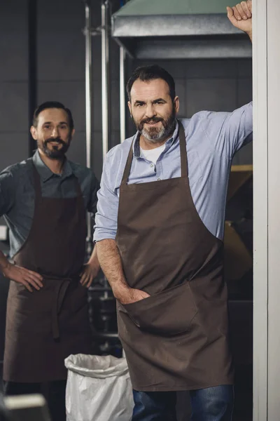 Trabajadores de cervecería masculinos en delantales — Foto de Stock