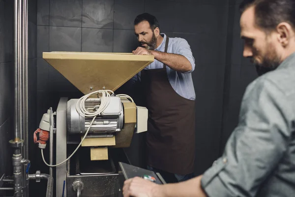 Trabajadores de cervecería masculinos en delantales — Foto de Stock