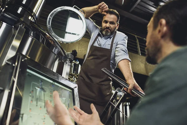 Cerveceros que trabajan con tanques — Foto de Stock