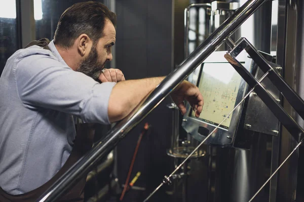Cervecera que trabaja con equipos tecnológicos —  Fotos de Stock