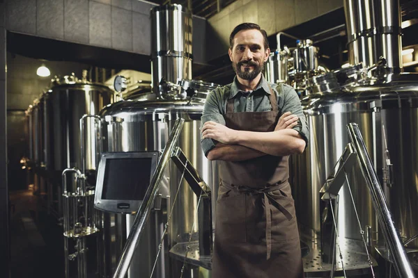 Male brewery worker in apron — Stock Photo, Image