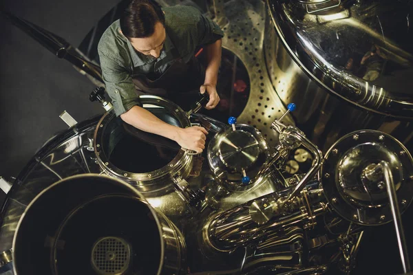 Brewer inspecting tank — Stock Photo, Image