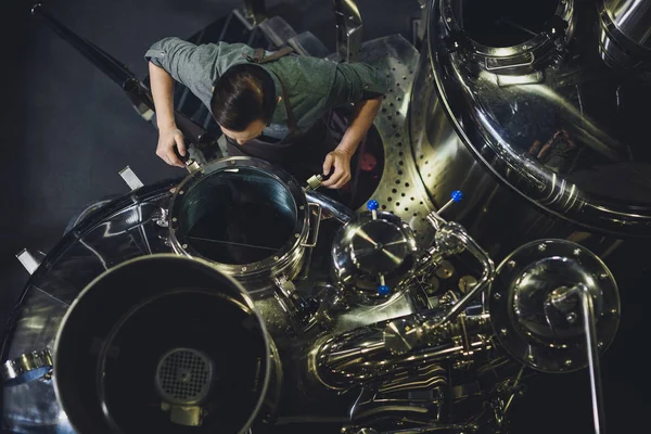 Brewer inspecting tank — Stock Photo, Image