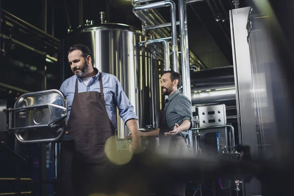 Cerveceros que trabajan con equipos industriales — Foto de Stock