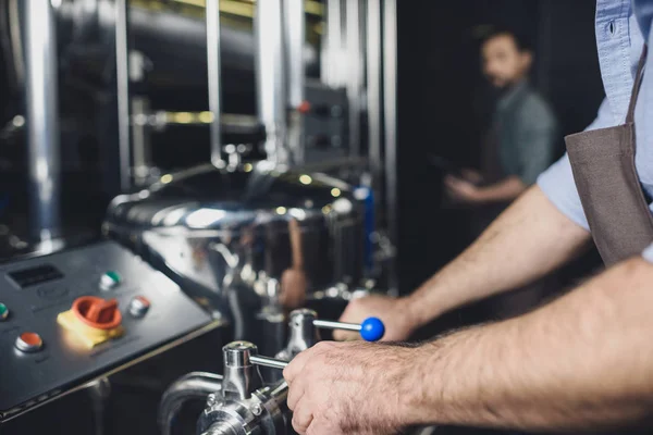 Cervecera que trabaja con equipos industriales — Foto de Stock