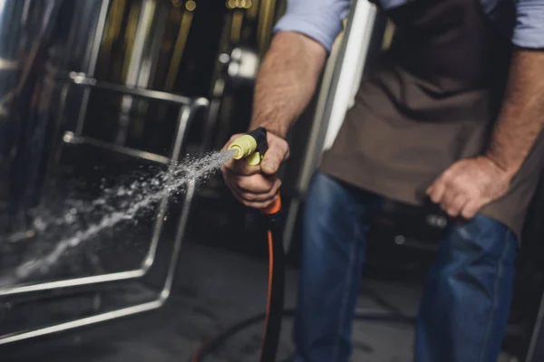 Worker cleaning brewery equipment — Stock Photo, Image