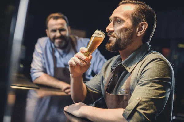 Bira işçi bardak bira ile — Stok fotoğraf
