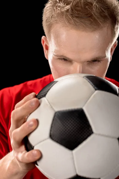 Футболіст тримає м'яч — стокове фото