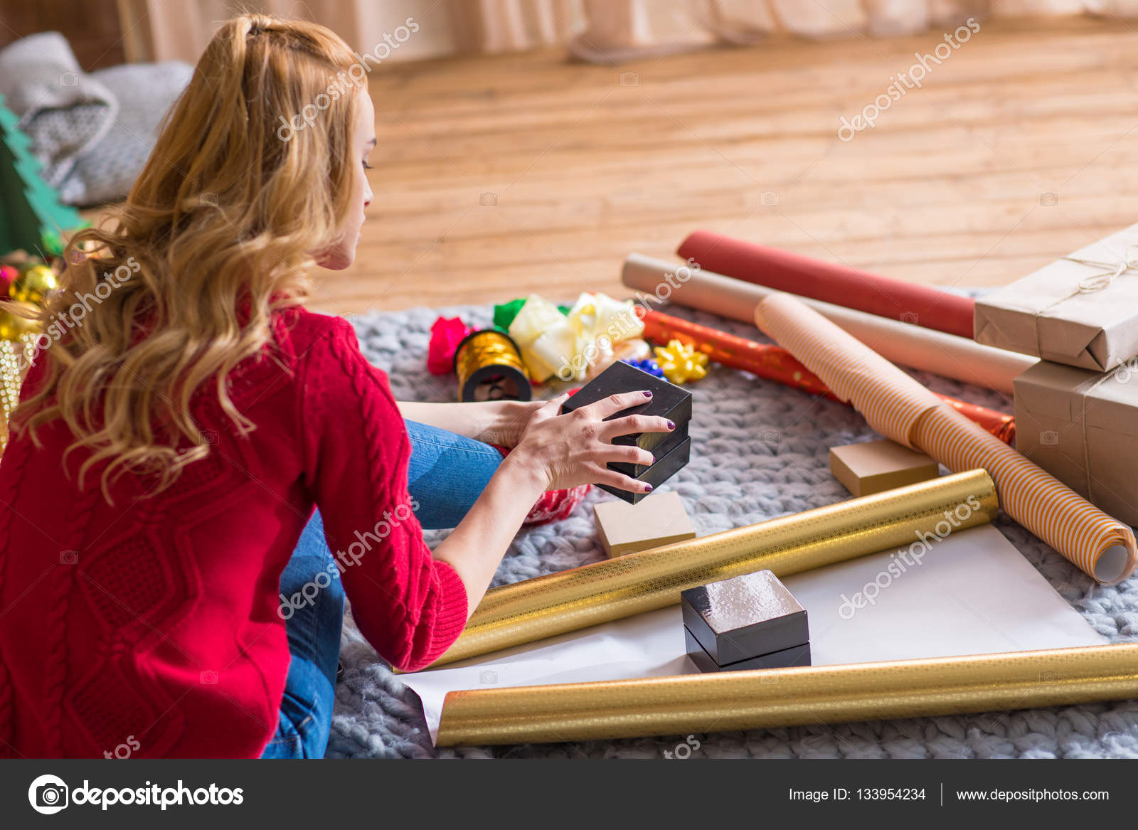 Girl wrapping gift boxes — Stock Photo © ArturVerkhovetskiy 133954234