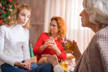 Aile çay vakit geçiriyor 
