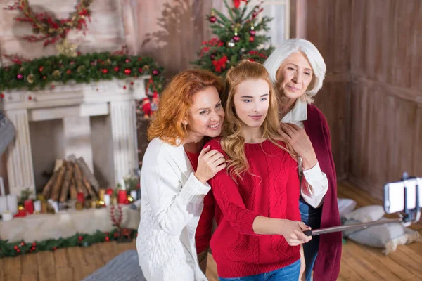 Família feliz tirando selfie — Fotografia de Stock