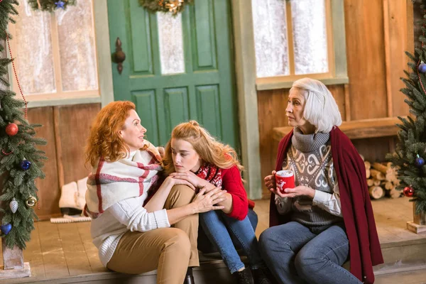 Famille boire du thé chaud dans les escaliers — Photo