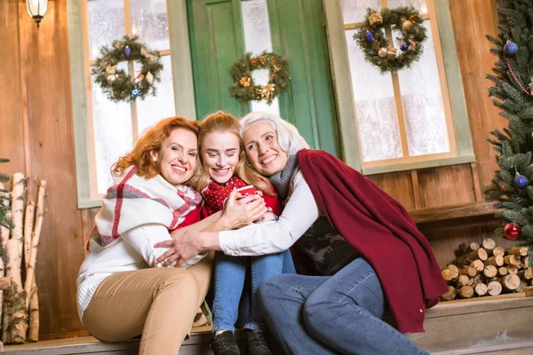 Familj dricker varmt te på trappan — Stockfoto
