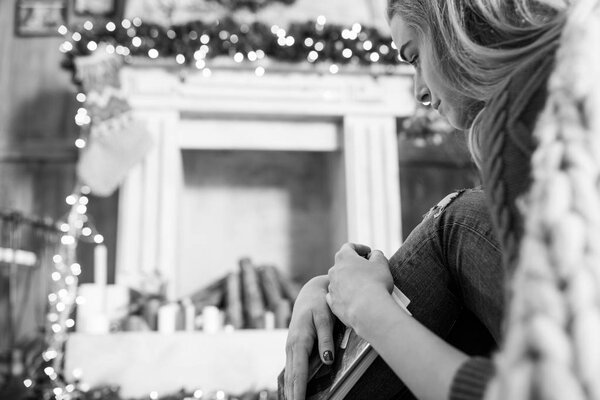 Задуманная молодая женщина с книгой
