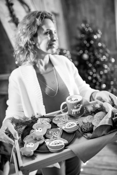 Vrouw met dienblad met kerstkoekjes — Gratis stockfoto