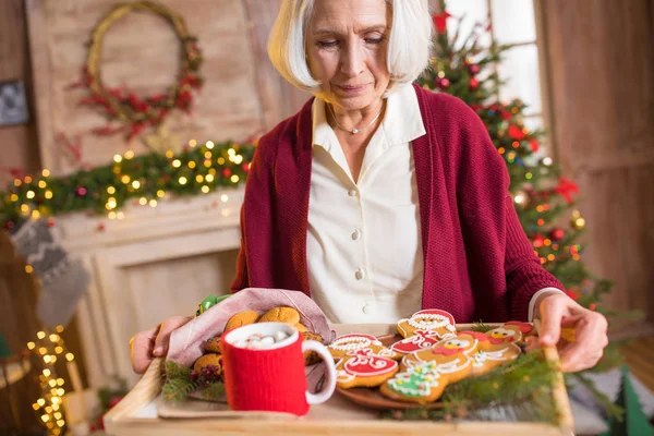 Karácsonyi cookie-tálca tartó női — ingyenes stock fotók