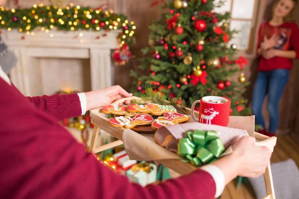 Vrouw met dienblad met kerstkoekjes — Stockfoto