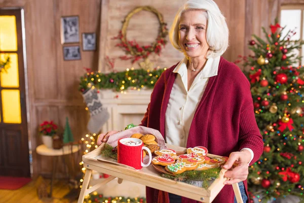 Woman holding tray with christmas cookies — Stock Photo, Image